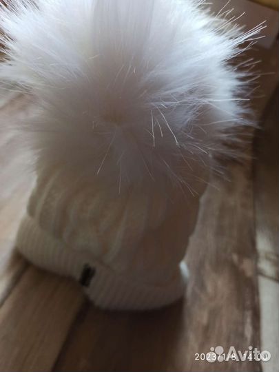 Белая зимняя шапка