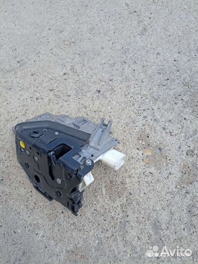 Замок задней левой двери Аudi Q 5