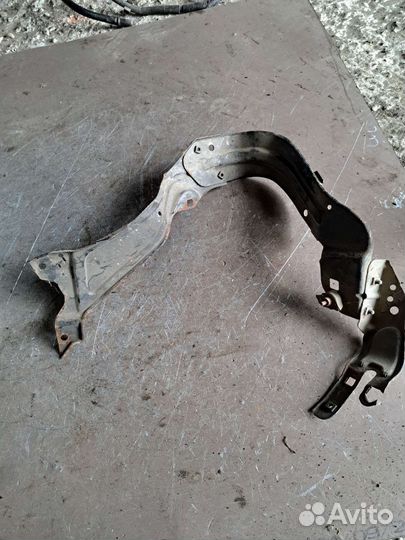 Кронштейн фары правый Mercedes W203