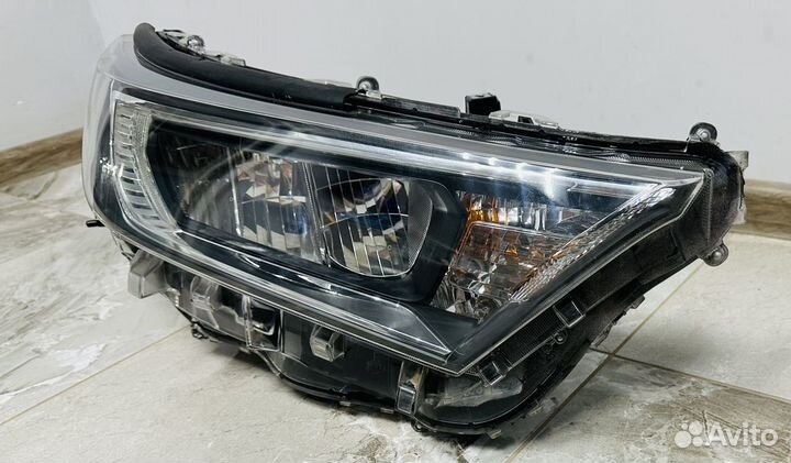 Фара передняя правая Toyota RAV4 5 XA50 LED