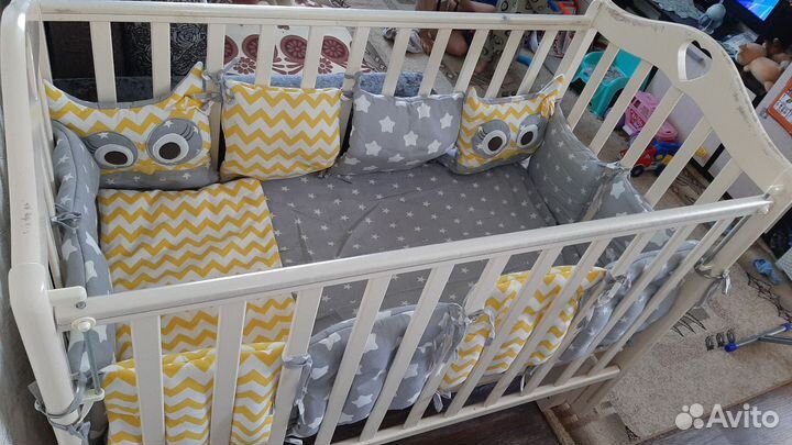 Детская кроватка с маятником