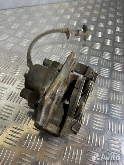 Суппорт передний правый Ford Focus 3