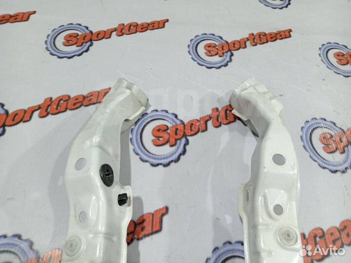 Планка над фарой передняя правая Toyota Prius