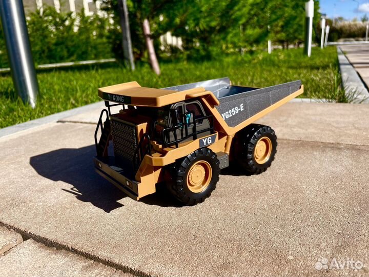 Самосвал на пульте радиоуправления