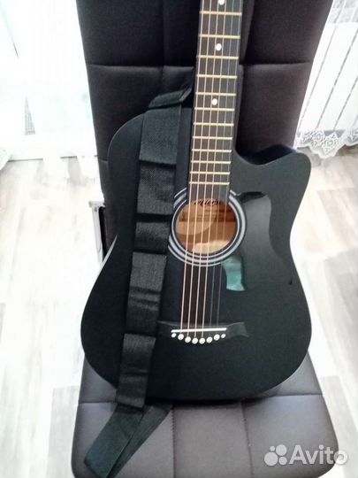 Гитара новая с чехлом, ремнем,капо,аксессуары