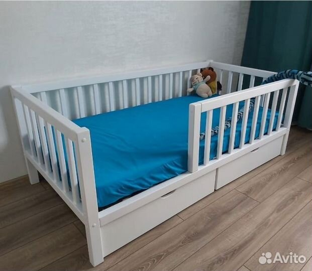 Кроватка с бортиком от 2х лет из натурального дере