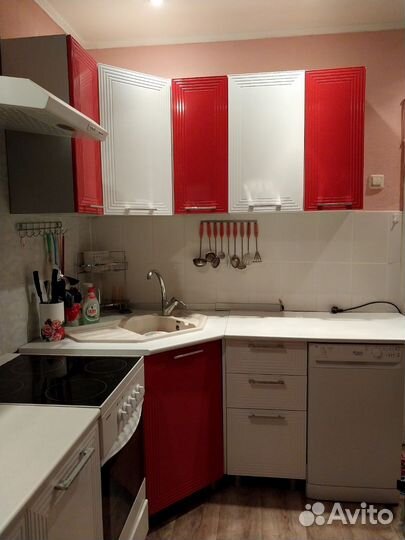 Кухонный уголок и 2 табуретки