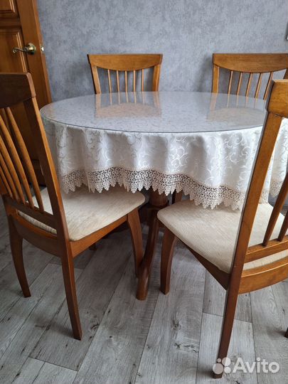 Кухонный стол и стулья