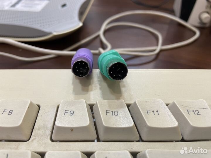 Клавиатура, мышь, колонки, системный блок, экран