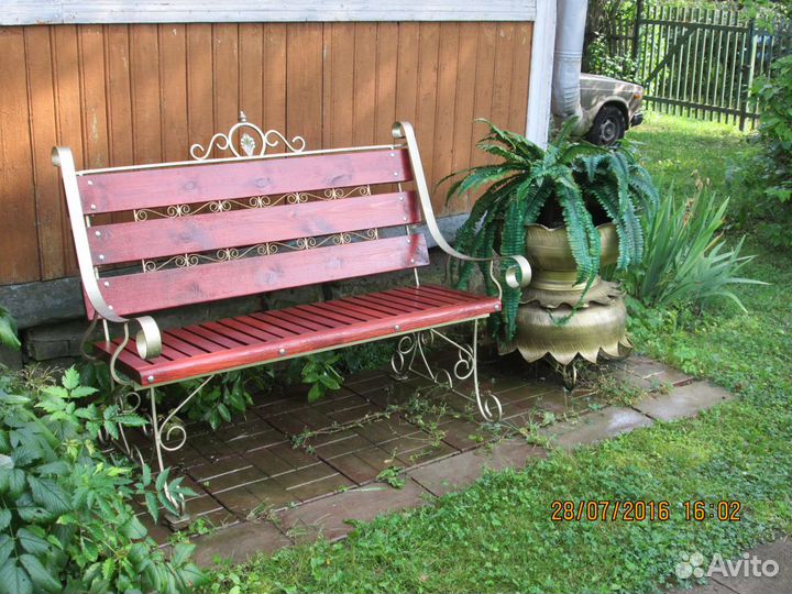 Дачная скамейка с вазоном