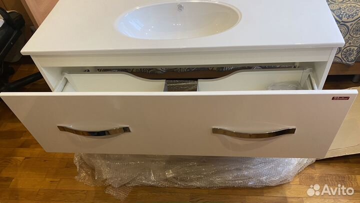 Тумба с раковиной и зеркалом для ванной