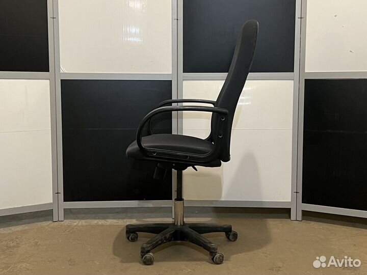 Компьютерное кресло высокая спинка