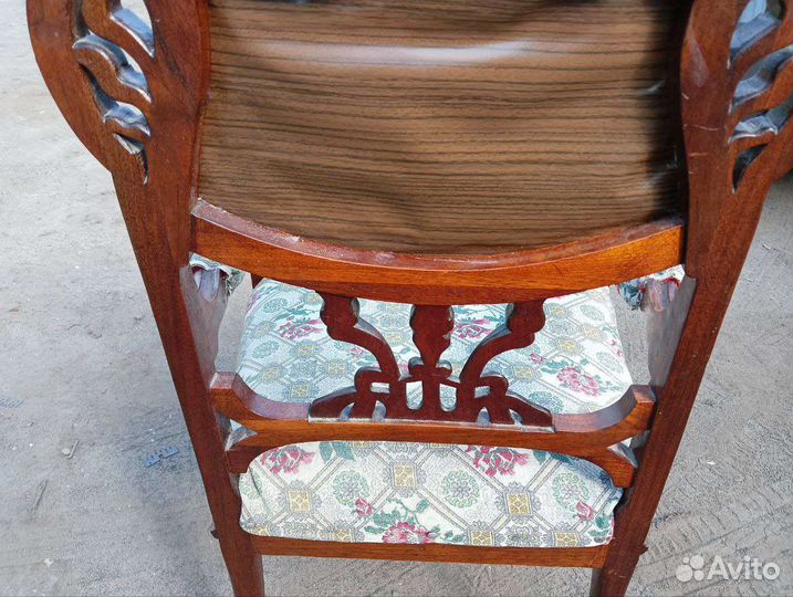 Два старинных стула