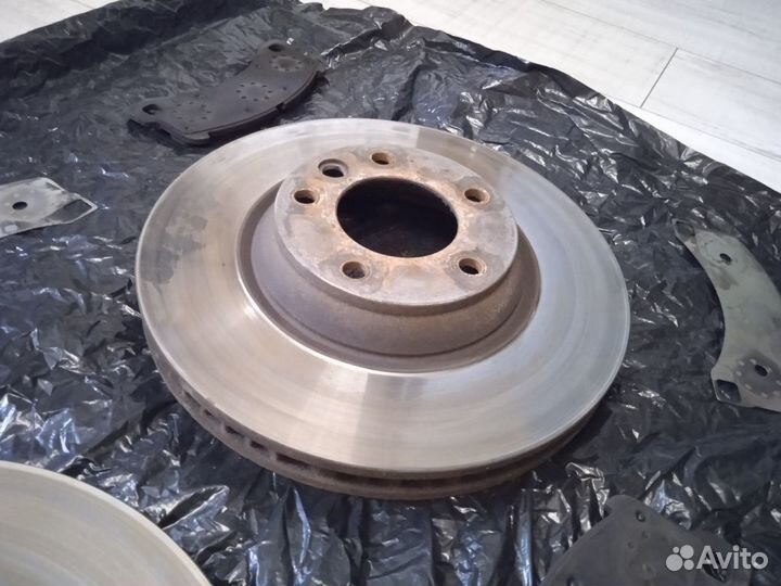 Передние тормозные диски и колодки Porsche Cayenne