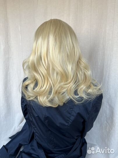 Парик блонд волнистый с чёлкой