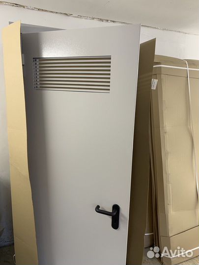 Дверь металлическая с вент решеткой