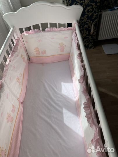 Детская кроватка с маятником белая