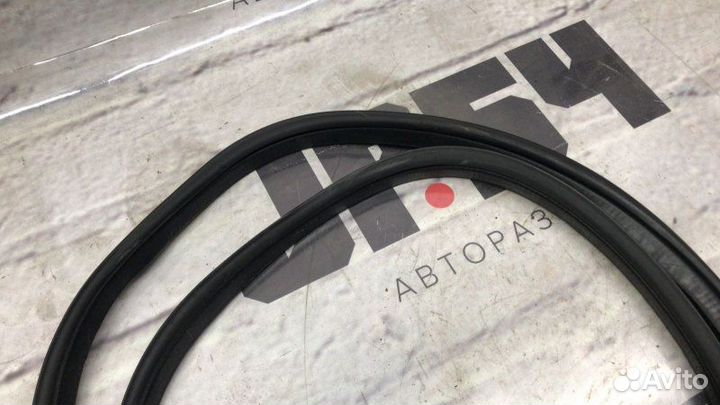 Уплотнитель багажника задний Infiniti M37 Y51 3.7