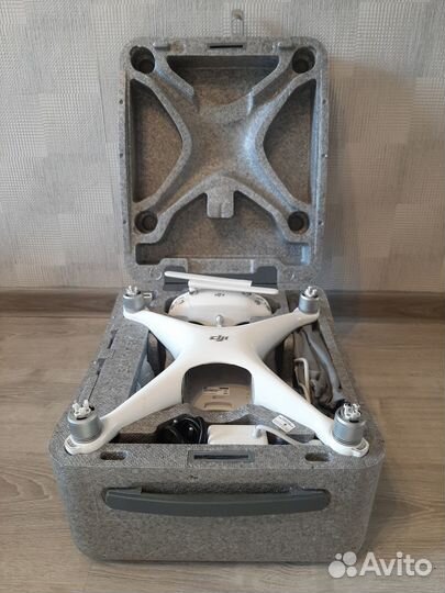 Дрон DJI Phantom 4 - комплект для съёмок видео 4K