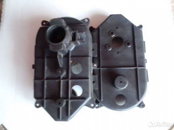 Корпус привода и две шестерёнки электромясорубки