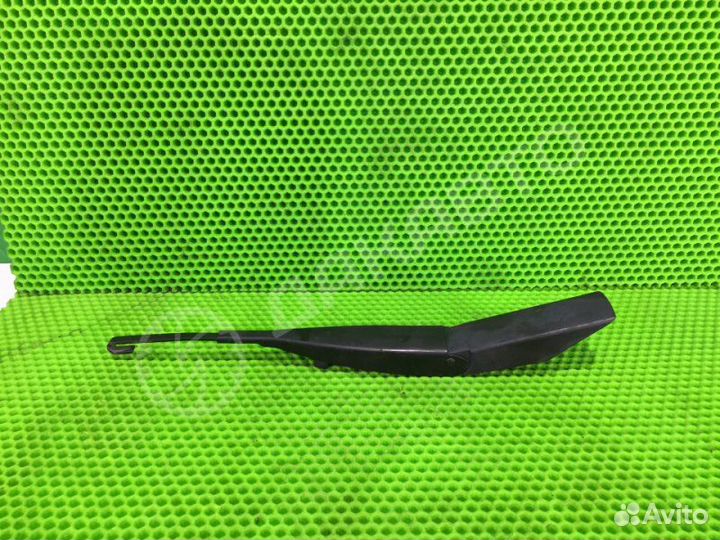 Поводок стеклоочистителя передний правый