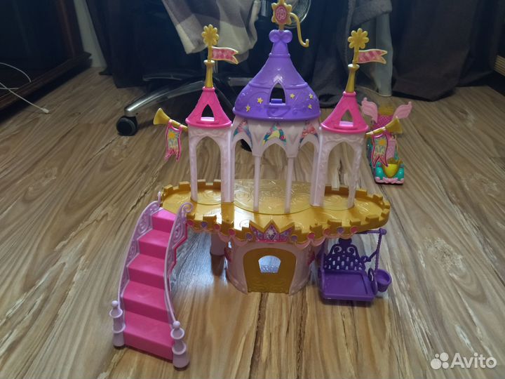 Замок и праздничный автомобиль.MY little pony