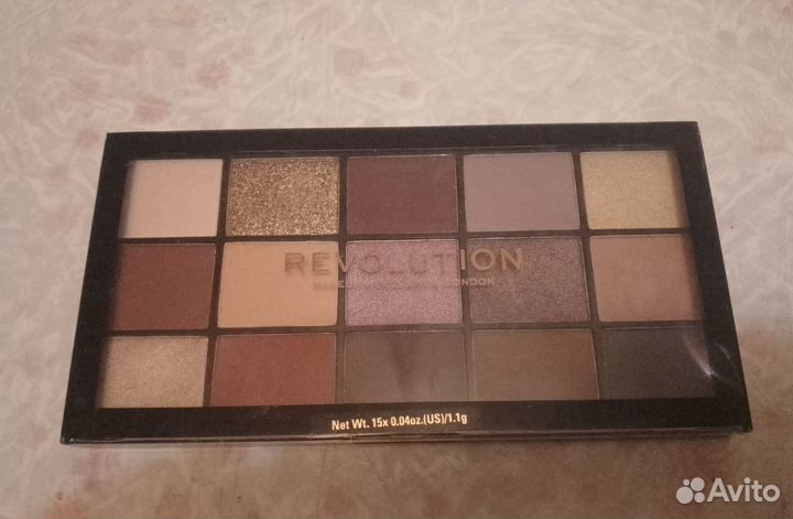 Палетка перламутровых и матовых теней Revolution