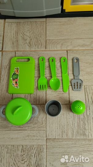 Детская кухня с посудой