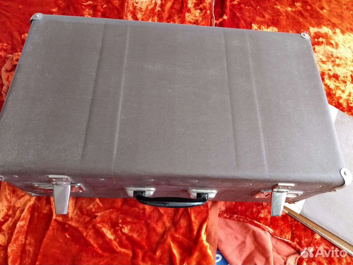 Винтажный чемодан