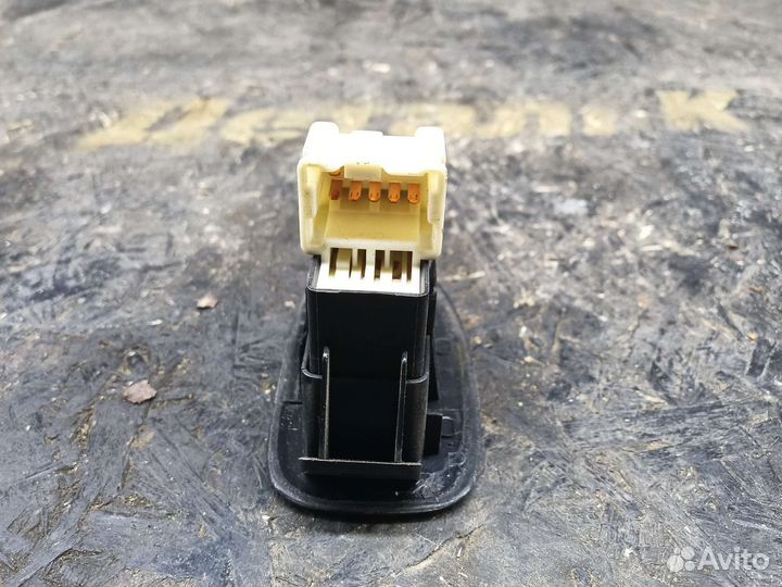 Кнопка стеклоподъёмника задней правой двери Nissan