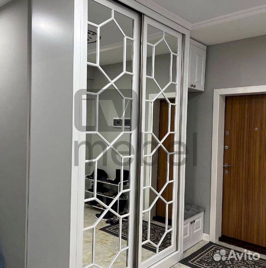 Зеркальный шкаф