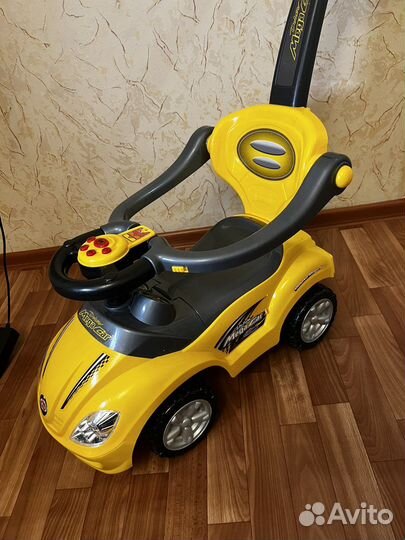 Машинка каталка с ручкой