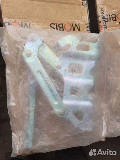 Петля капота левая правая Kia Sportage 4QL