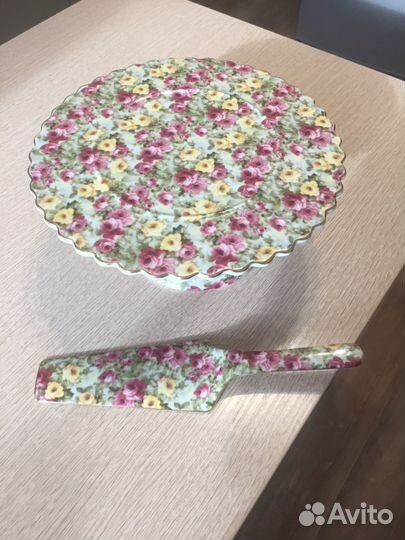 Тортница с лопаткой на ножке,Япония