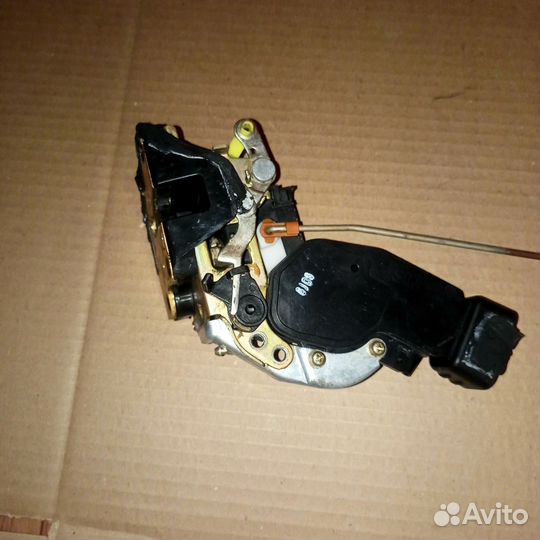 Замок двери задний левый Toyota Corolla E110