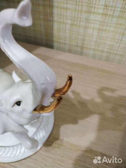 Фарфоровая статуэтка слон
