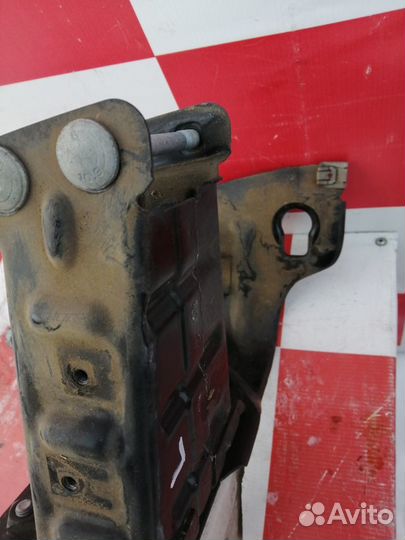 Кронштейн радиатора Мерседес W203 2000-2007гг