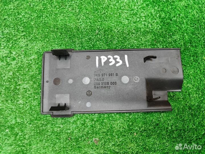 Крышка блока реле левая Volkswagen Passat B6