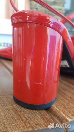 Босоножки лаковые