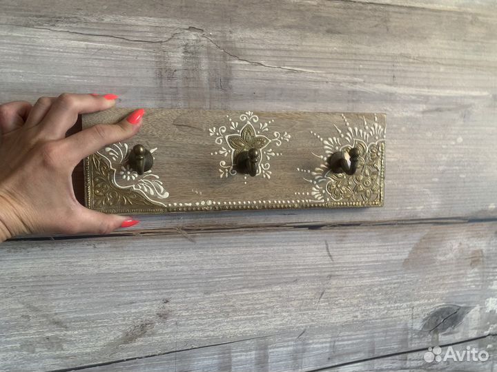 Вешалка на три крючка. Новая