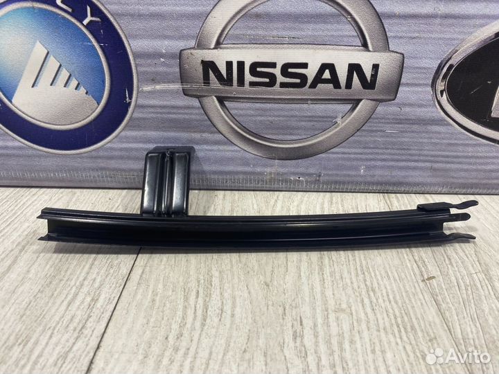 Направляющая стекла Nissan almera G15 Прав