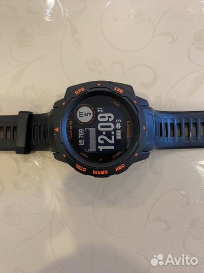 Часы garmin instinct