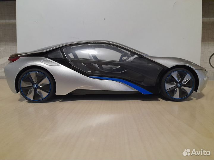 BMW i8 радиуправляемая модель в отличном состоянии