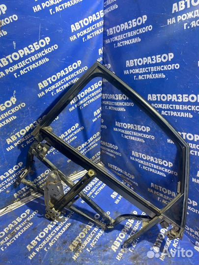 Задний левый стеклоподъёмник Audi A6C5 седан 2000