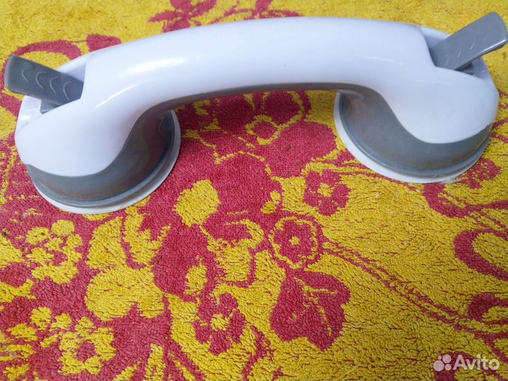 Присоска. Можно как ручка в ванную, туалет