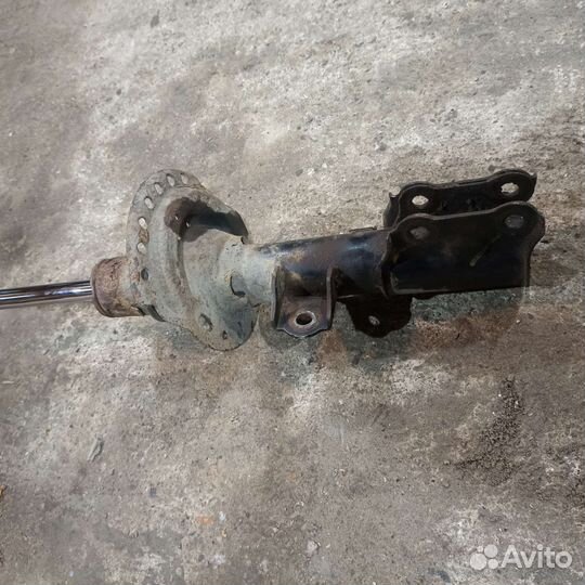 Передняя левая стойка Hyundai Solaris 2011