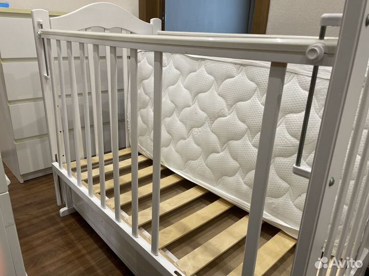 Детская кроватка с поперечным маятником