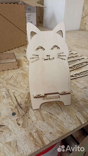 Подставка для телефона из дерева резная