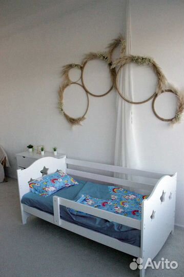 Кроватка для малыша сингл с бортиком из массива