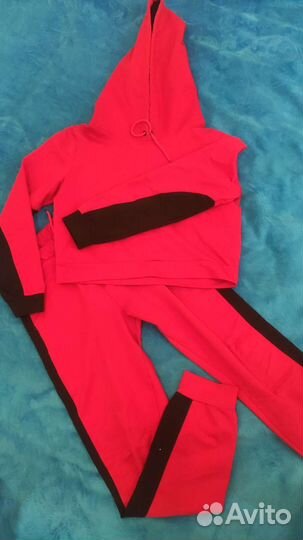 Спортивный женский костюм
